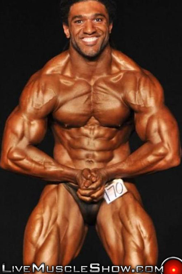 Live-Muscle-Show-Brice-King-veiny-arms-V-shaped-back-round-ripped-waist-abs-obliques-quads-bubble-butt-001-male-tube-red-tube-gallery-photo